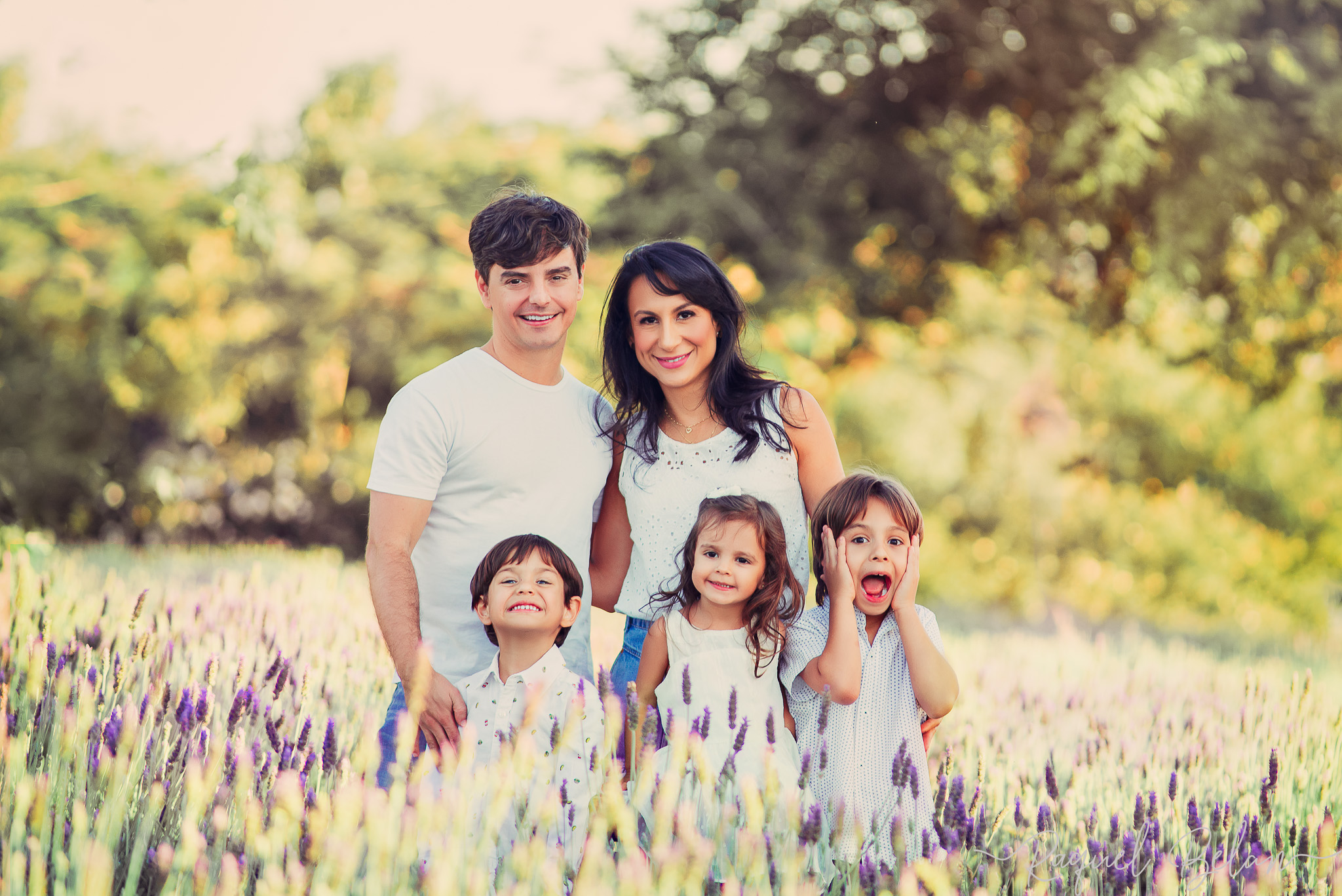 Foto da família da Natália em um campo com flores.
